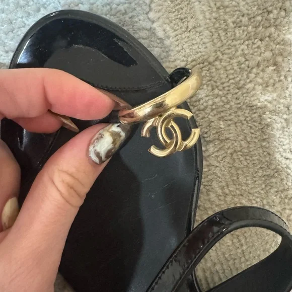 CHANEL Black Patent Leather CC Toe Ring Sandals size 37 - Picture 6 of 7